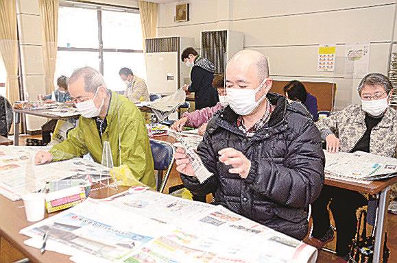新聞を切り抜いてスクラップする参加者＝浜田市金城町波佐、波佐まちづくりセンター