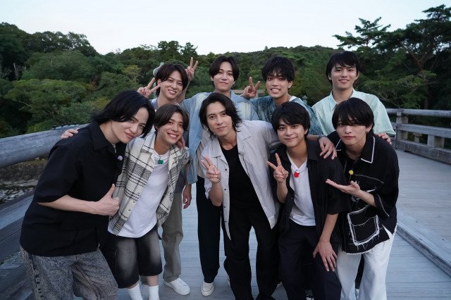 『タイムレスマン』に出演する（前列左から）菊池風磨、松島聡、山下智久、佐藤勝利、猪俣周杜／後列左から）寺西拓人、橋本将生、原嘉孝、篠塚大輝 （C）フジテレビ