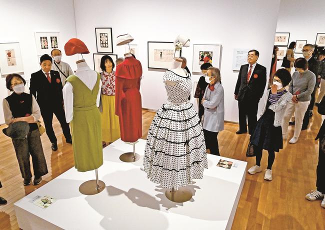 中原淳一がデザインした洋服の再現品などを鑑賞する来場者〓（?）益田市有明町、島根県立石見美術館