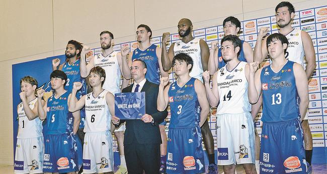 新シーズンに向け意気込む島根スサノオマジックの選手とポール・ヘナレ監督（前列中央）＝松江市千鳥町、ホテル一畑　