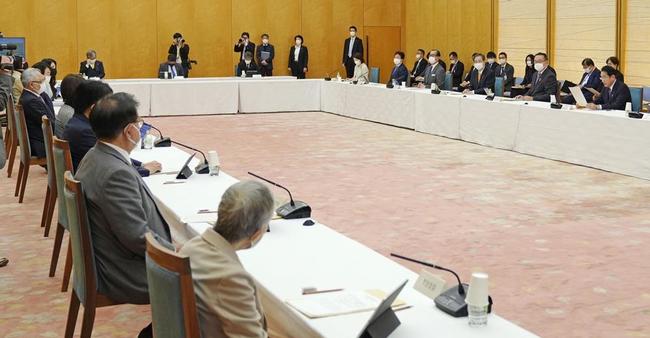 首相官邸で開かれたデジタル田園都市国家構想実現会議＝１６日午前