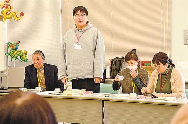 出身地の寧夏について紹介する康志博さん（左から２人目）＝浜田市野原町、市総合福祉センター