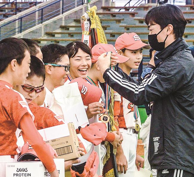 優勝した佐世野球スポーツ少年団の選手にメダルをかける和田毅投手（右）＝出雲市矢野町、出雲ドーム