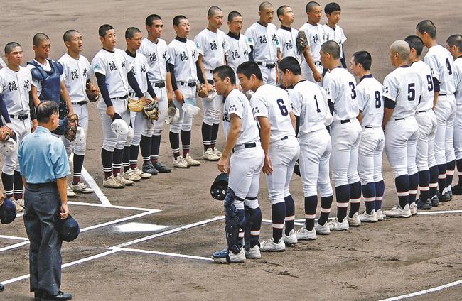 白スパイクを履く選手が多くみられる両校＝県立浜山球場