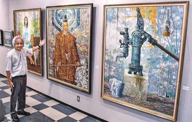 作品を紹介する洋画家の藤本雄二さん＝雲南市大東町中湯石、古代鉄歌謡館