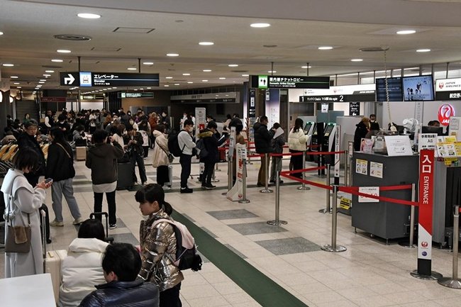 手続きのためロビーに並ぶ利用客=2日午後7時47分、出雲市斐川町沖洲、出雲空港