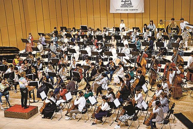 迫力のある演奏を披露する「トヨタ青少年オーケストラキャンプ」の参加者＝松江市殿町、島根県民会館