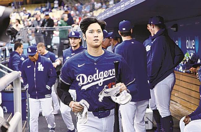声明発表を終え、オープン戦に臨む米大リーグ、ドジャースの大谷翔平選手＝２５日、ロサンゼルス（共同）
