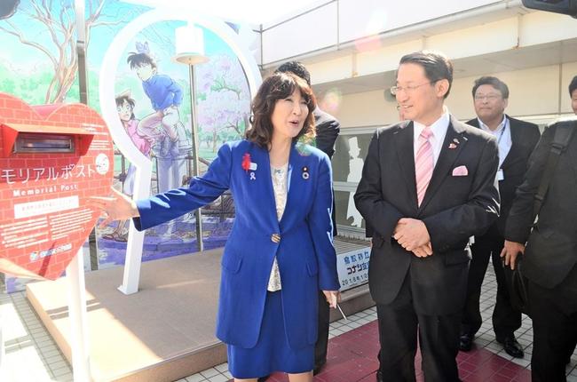 鳥取空港の展望デッキで名探偵コナンの装飾などを視察する片山さつき地方創生担当相（左）＝２０１８年１０月、鳥取市湖山町西４丁目