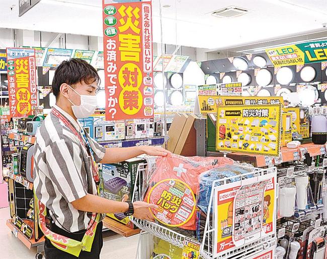 防災関連グッズの在庫を確認するスタッフ＝松江市乃白町、１００満ボルト松江本店