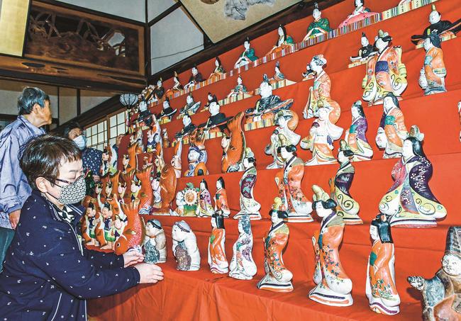 長浜人形の展示作業にいそしむ会員＝島根県邑南町日貫、旧山﨑住宅