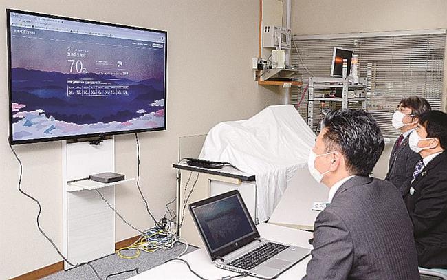 雲海予報システムについて解説する重田祥範准教授（手前）＝島根県美郷町粕渕、美郷町役場