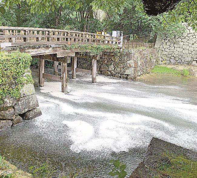 堀川に流れ出たモルタル=5日午後、松江市殿町