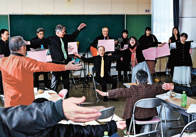 ストレッチを取り入れた演奏を披露するファンタスティックドリームバンド＝安来市穂日島町、島田交流センター