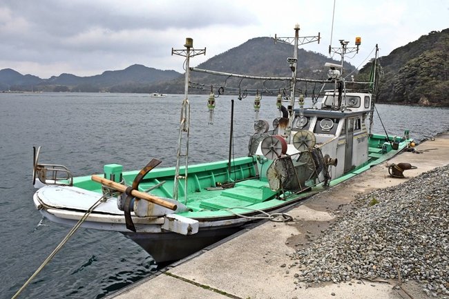 無人で見つかり、西郷港にえい航された日の丸=島根県隠岐の島町岬町