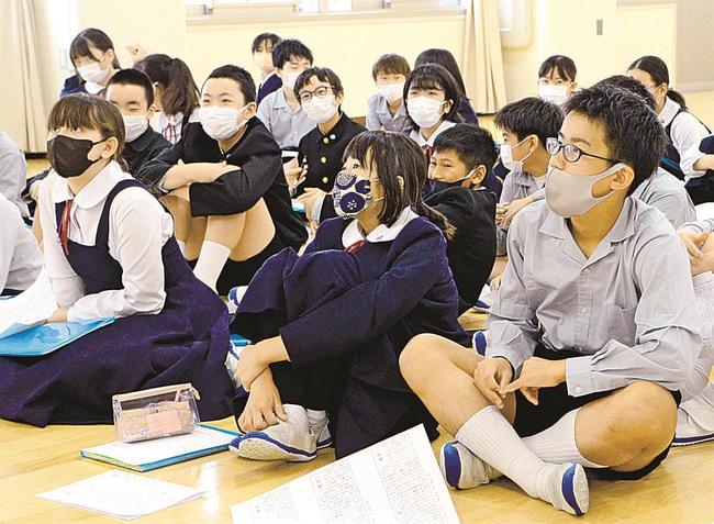 真剣な表情で授業を受ける児童たち