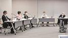 島根原発２号機の再稼働を巡る審査書案について議論する原子力規制委員会の更田豊志委員長（右から２人目）ら＝東京都港区、原子力規制委員会