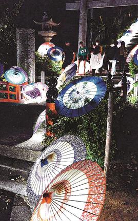 ライトアップされた和傘＝益田市高津町、高津柿本神社