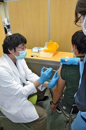 １、２回目の人を対象とした夜間会場でワクチン接種を受ける市民＝米子市糀町１丁目、鳥取県西部総合事務所