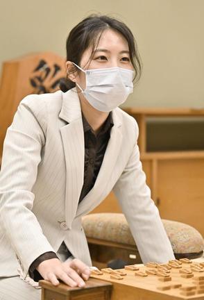 将棋界初の姉妹対決に勝利し、対局を振り返る里見香奈女流四冠=27日午後、大阪市の関西将棋会館