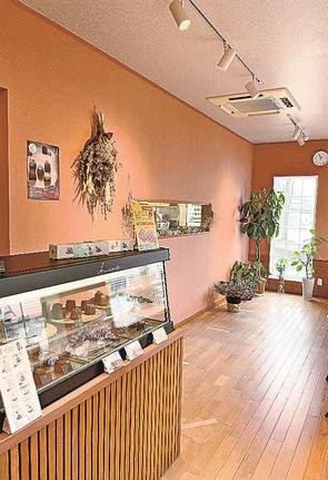 カヌレが際立つようデザインした店内＝出雲市天神町、ちょっこす