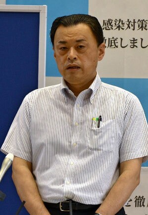 記者会見で島根県内の感染状況について説明する丸山達也知事＝松江市殿町、県庁