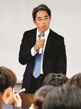 治安情勢などを説明する島根県警の中井淳一本部長＝松江市西川津町、島根大