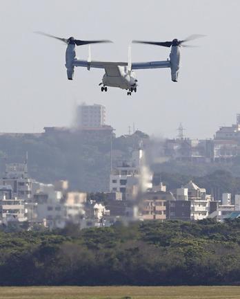 米軍普天間飛行場から離陸する米海兵隊ＭＶ22オスプレイ＝14日午前８時53分、沖縄県宜野湾市