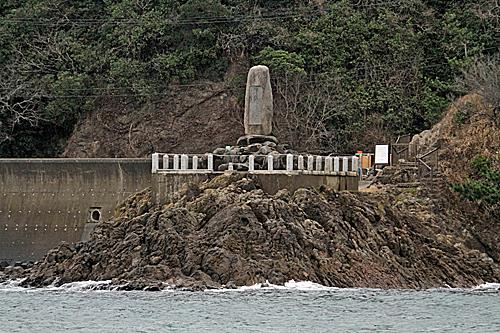 日本海に向かって立つ八右衛門の頌徳碑＝浜田市松原町