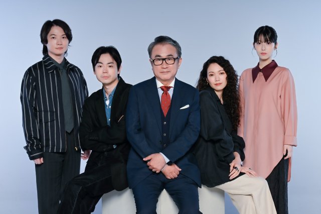 10月1日スタート『もしもこの世が舞台なら、楽屋はどこにあるのだろう』より（左から）神木隆之介、菅田将暉、三谷幸喜、二階堂ふみ、浜辺美波 （C）フジテレビ