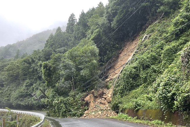土砂崩れで全面通行止めとなった県道＝島根県吉賀町椛谷（県提供）