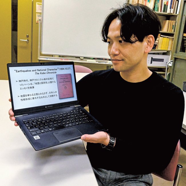 小泉八雲と震災の関わりについて話す宮沢文雄講師＝松江市西川津町、島根大学