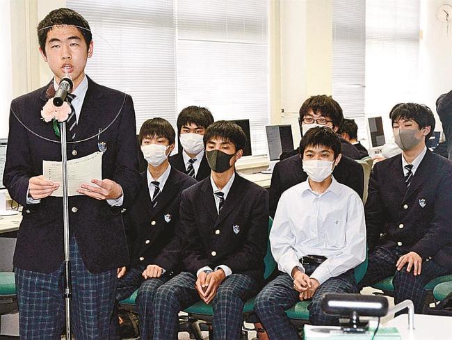 式で創部の決意を述べる小山篤司キャプテン（左）と部員たち＝安来市能義町、情報科学高校