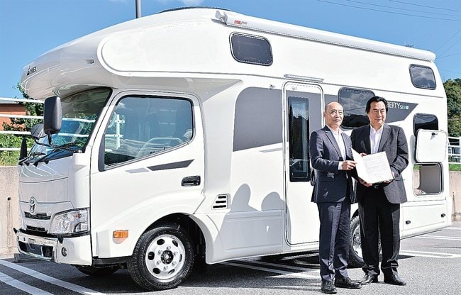 協定書を手にする陶山清孝町長(左)と荒木賢治会長=鳥取県南部町法勝寺、キナルなんぶ