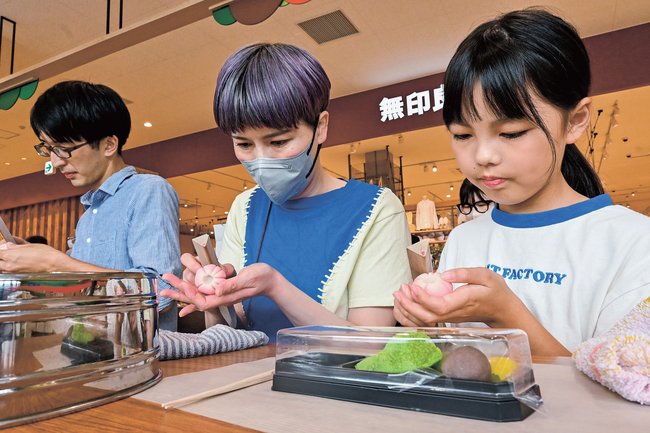 和菓子作りに挑戦する参加者＝松江市黒田町、マルイ黒田店
