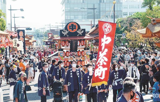 勇敢な音色を響かせ、城下町を練り歩く鼕行列＝松江市殿町