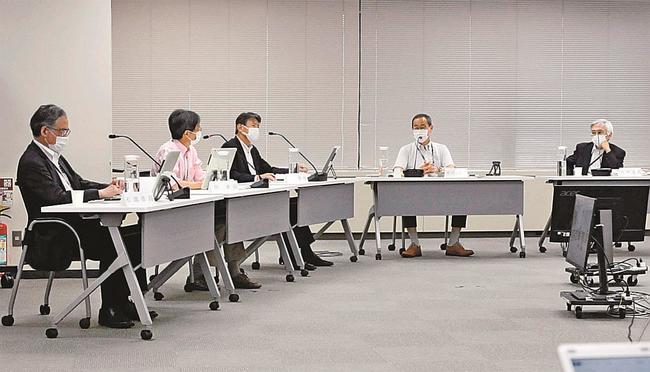 島根原発２号機の再稼働を巡る審査書案について議論する原子力規制委員会の更田豊志委員長（右から２人目）ら＝東京都港区、原子力規制委員会