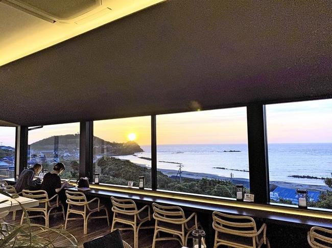 沈みゆく夕日を眺めながらカフェを楽しめる「夕陽タイム」＝大田市五十猛町、和田珍味