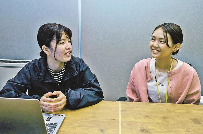 山下弥桜さん(右)はじめ〝お試し移住〟の参加者の暮らしを支援する清瀬りほさん=島根県海士町福井、キンニャモニャセンター