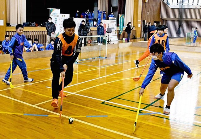 巧みなスティックさばきを見せる膳棚大剛さん＝島根県奥出雲町三成、町民体育館