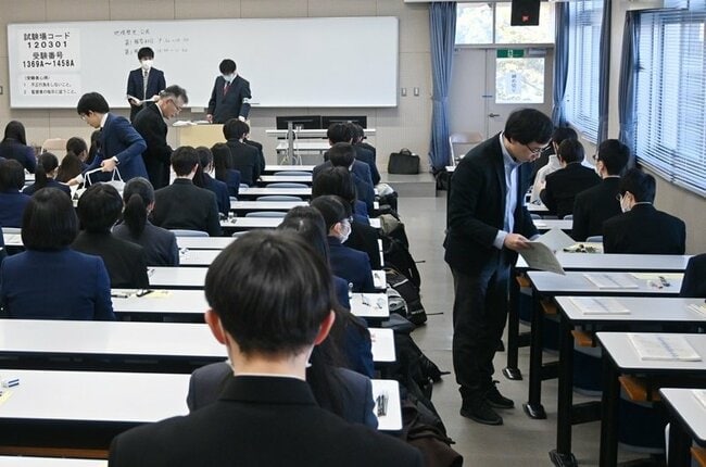 問題用紙などの配布を受ける受験生＝松江市西川津町、島根大