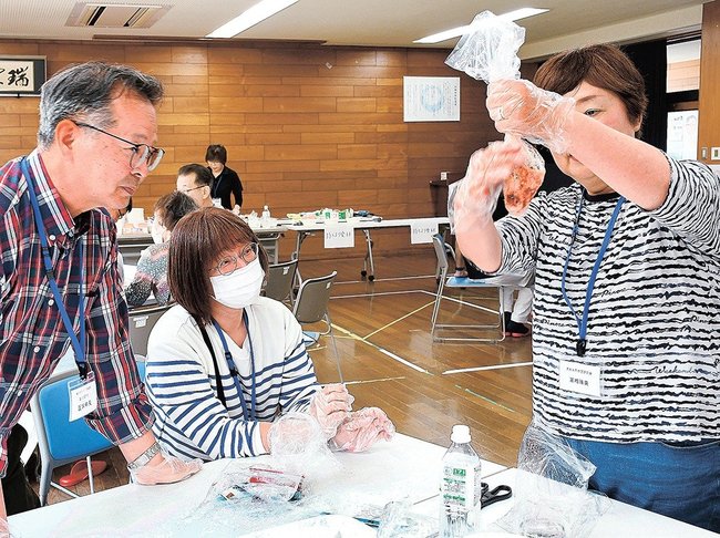 ビニール袋を使って味付けする参加者＝浜田市黒川町、石見まちづくりセンター