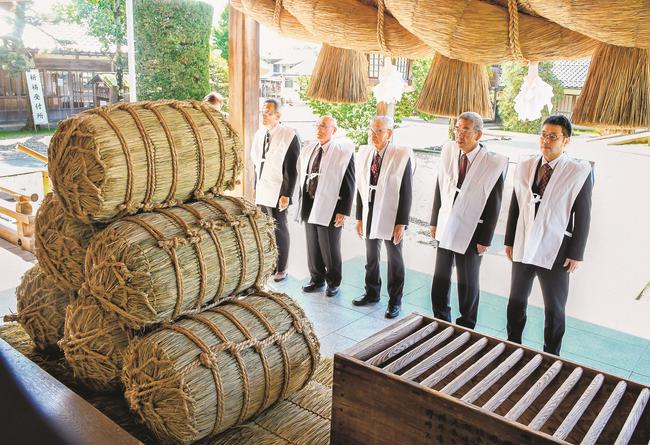 蟇目俵を奉納した出雲教龍神講武志講社の皆さん＝出雲市大社町杵築東、出雲大社北島国造館