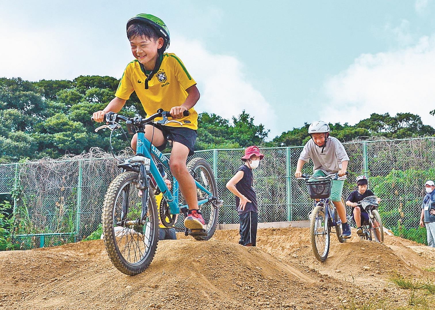 遊休地に手作り 隠岐の島 スリル満点 自転車コース | 山陰中央新報デジタル