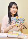 新刊を手にする高橋啓恵さん＝東京都内