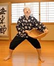 どじょうすくい踊りの練習に励む松崎光星君＝安来市古川町、安来節屋