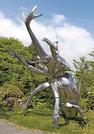 高さ約６メートルのカブトムシ彫刻作品（ステンレス彫刻家・中嶋大道さん制作）＝８月３１日まで展示