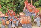 唄と踊りを奉納する保存会の人たち＝島根県邑南町矢上、諏訪神社