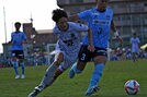 後半、相手と競り合いながら駆け上がるＦＣ神楽しまねの澤島輝（左）