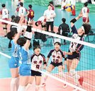 【女子２回戦・安来－東京都市大塩尻】第２セット、安来の御神本心晴（右）がスパイクを放つ＝東京体育館